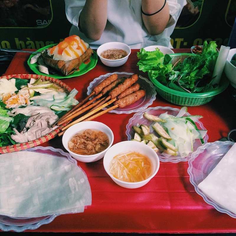 Explore Nghia Tan market with a series of delicious dishes 10
