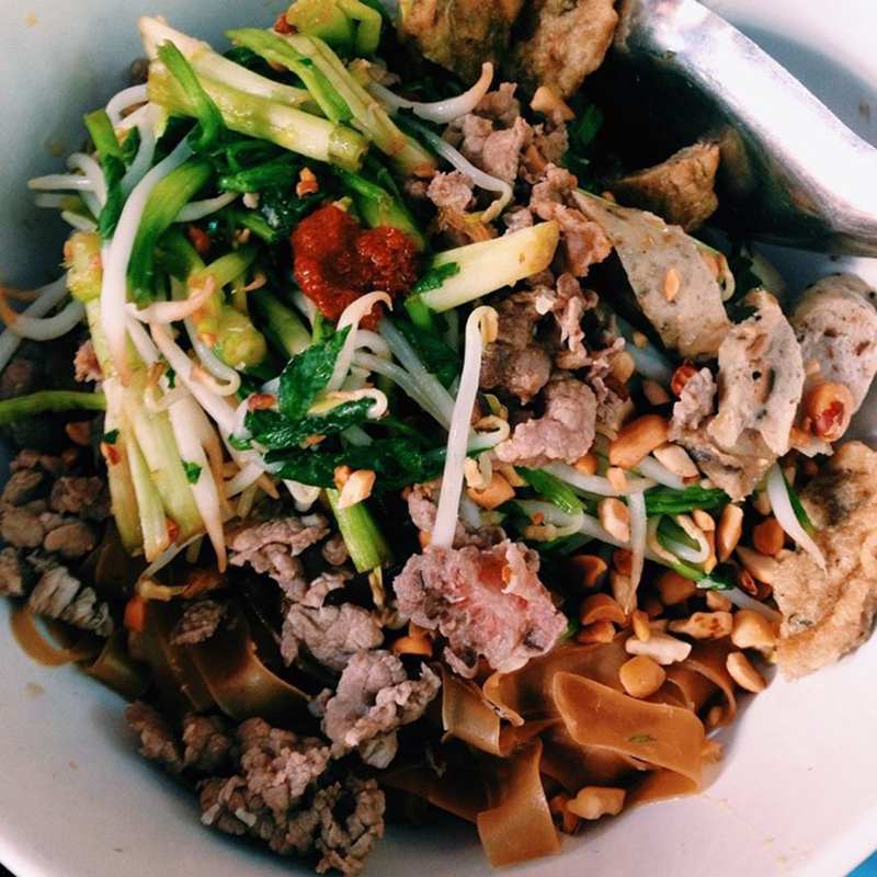 Explore Nghia Tan market with a series of delicious dishes 8