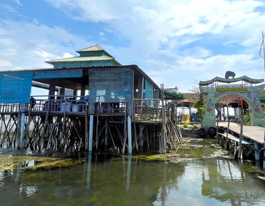 Discover the extremely rustic Chuon Lagoon floating restaurant in Hue 2