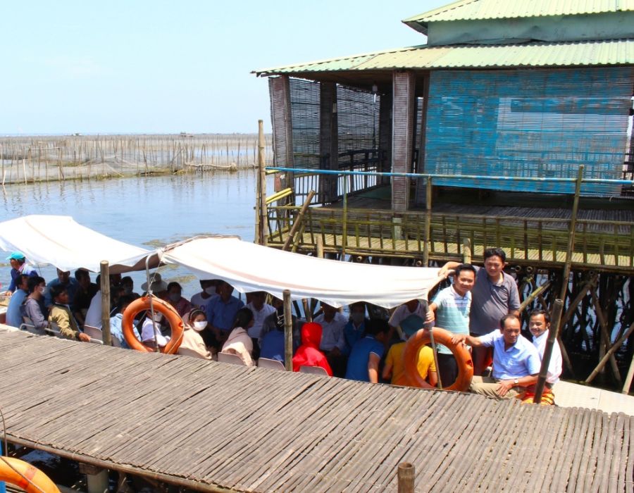 Discover the extremely rustic Chuon Lagoon floating restaurant in Hue 4