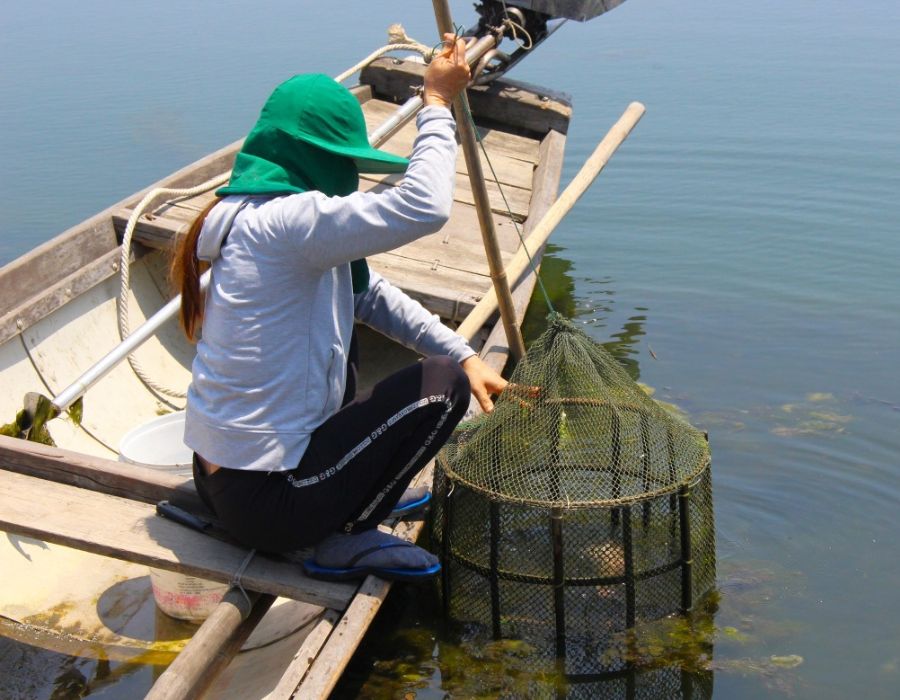 Discover the extremely rustic Chuon Lagoon floating restaurant in Hue 6