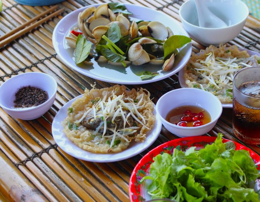 Discover the extremely rustic Chuon Lagoon floating restaurant in Hue 7