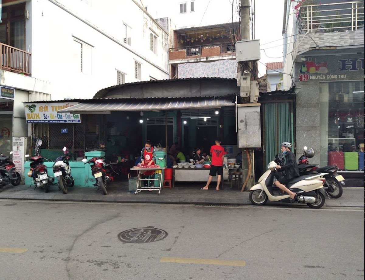 Discover Ba Tuyet Hue Beef Noodle Shop, selling 5 pots a day 3