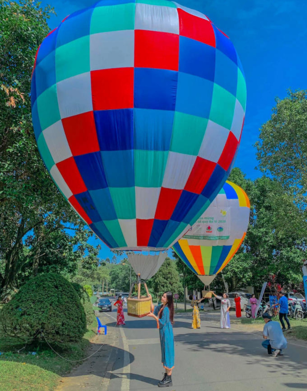Experience flying a hot air balloon to see wild sunflowers in Ba Vi 6