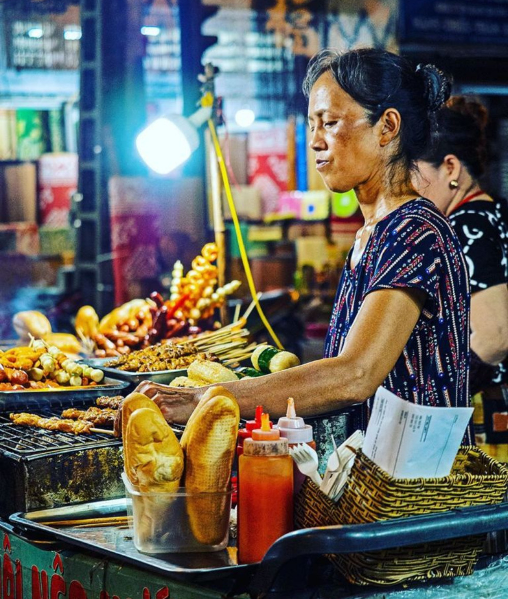 Experience going to Hanoi Old Quarter night market from A to Z for shopping enthusiasts 7