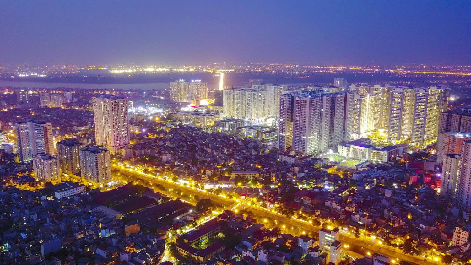 Experience traveling to Hanoi at night for a more complete exploration 2