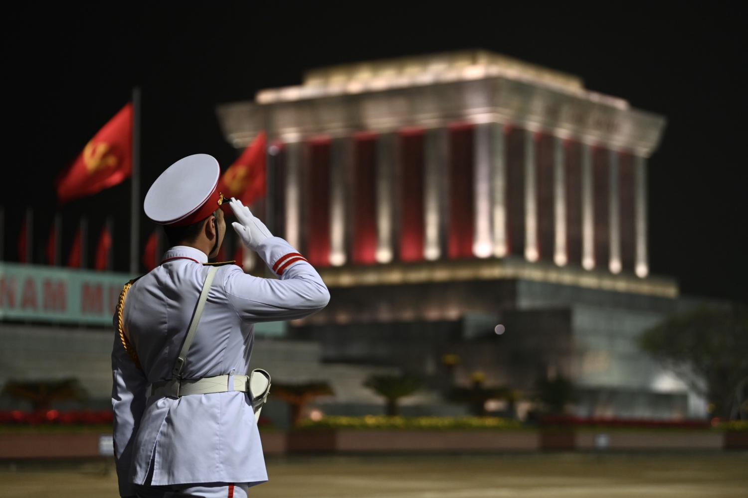 Experience traveling to Hanoi at night for a more complete exploration 3
