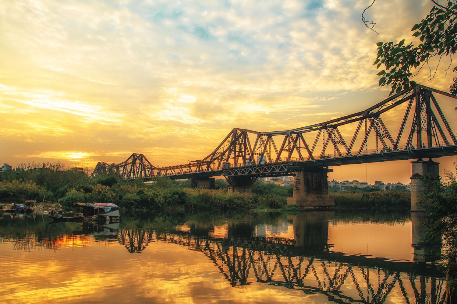 Experience traveling to Hanoi at night for a more complete exploration 6