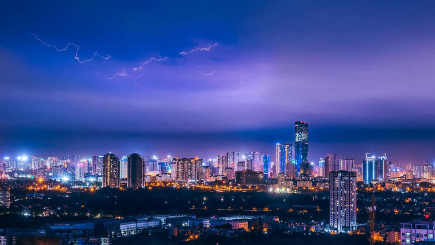 Experience traveling to Hanoi at night for a more complete exploration 9