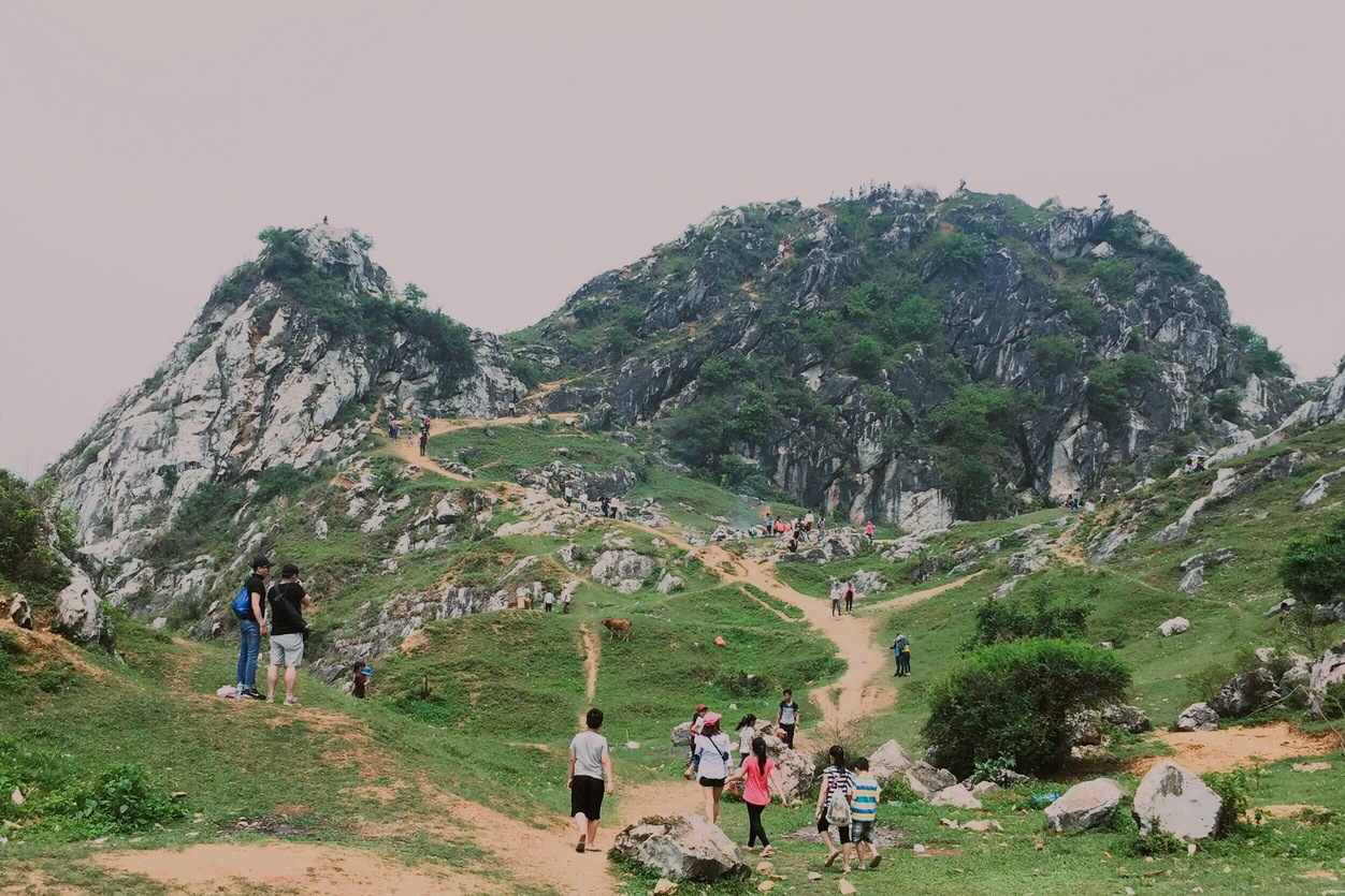 Experience traveling to Tram Mountain - miniature Ha Giang Stone Plateau on the outskirts of the capital 3