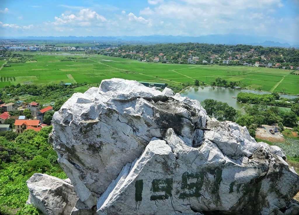 Experience traveling to Tram Mountain - miniature Ha Giang Stone Plateau on the outskirts of the capital 4