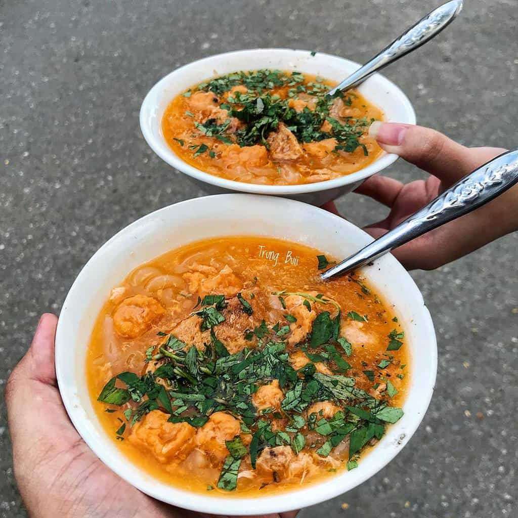 It's a paradise for banh canh, but when you come to Hue, you have to eat banh canh crab to get it right! 3