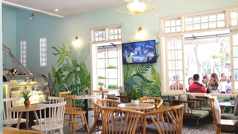 Lago Coffee House - Beautiful small coffee shop nestled on the shore of the lake 2