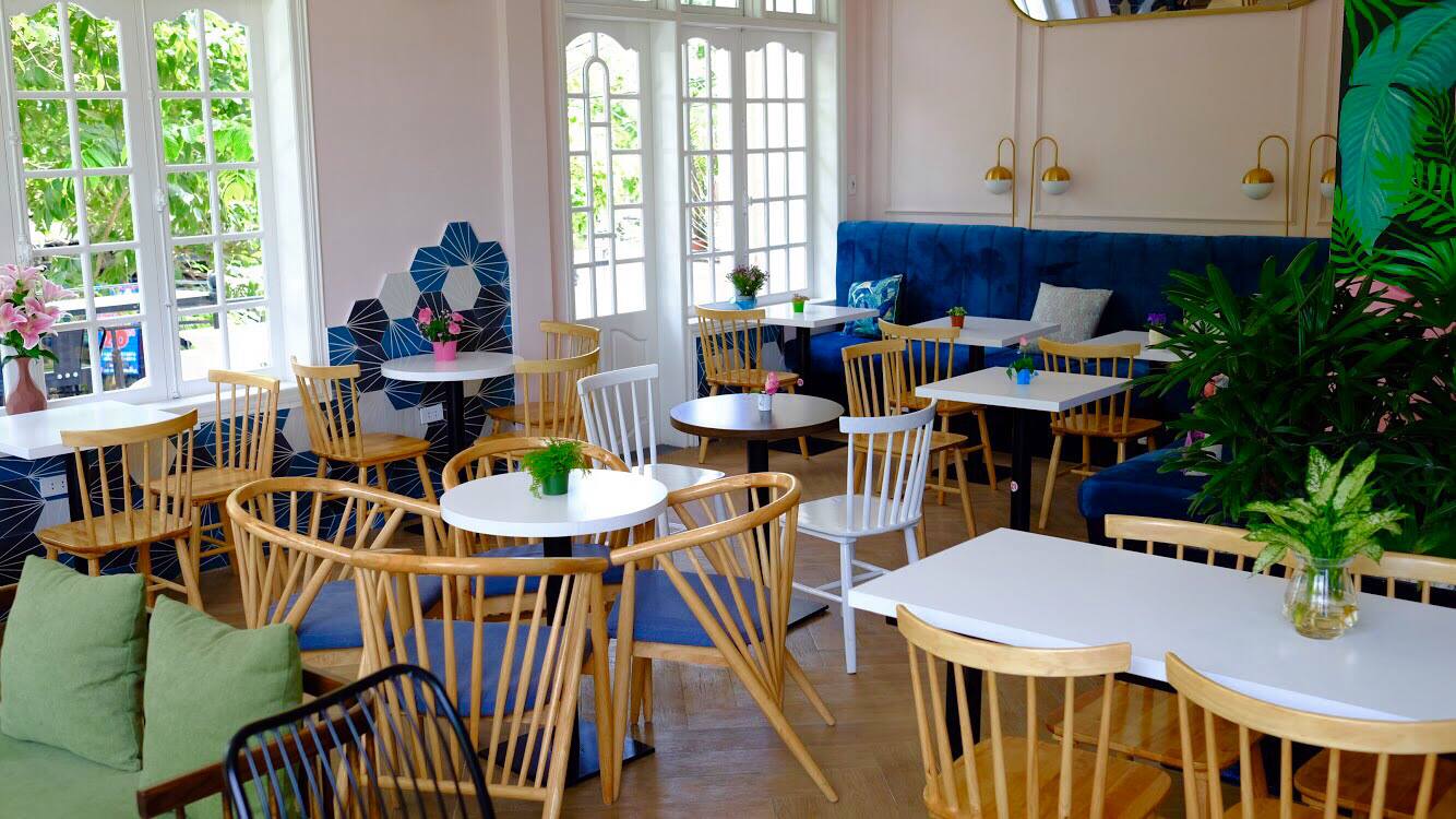 Lago Coffee House - Beautiful small coffee shop nestled on the shore of Lake 3