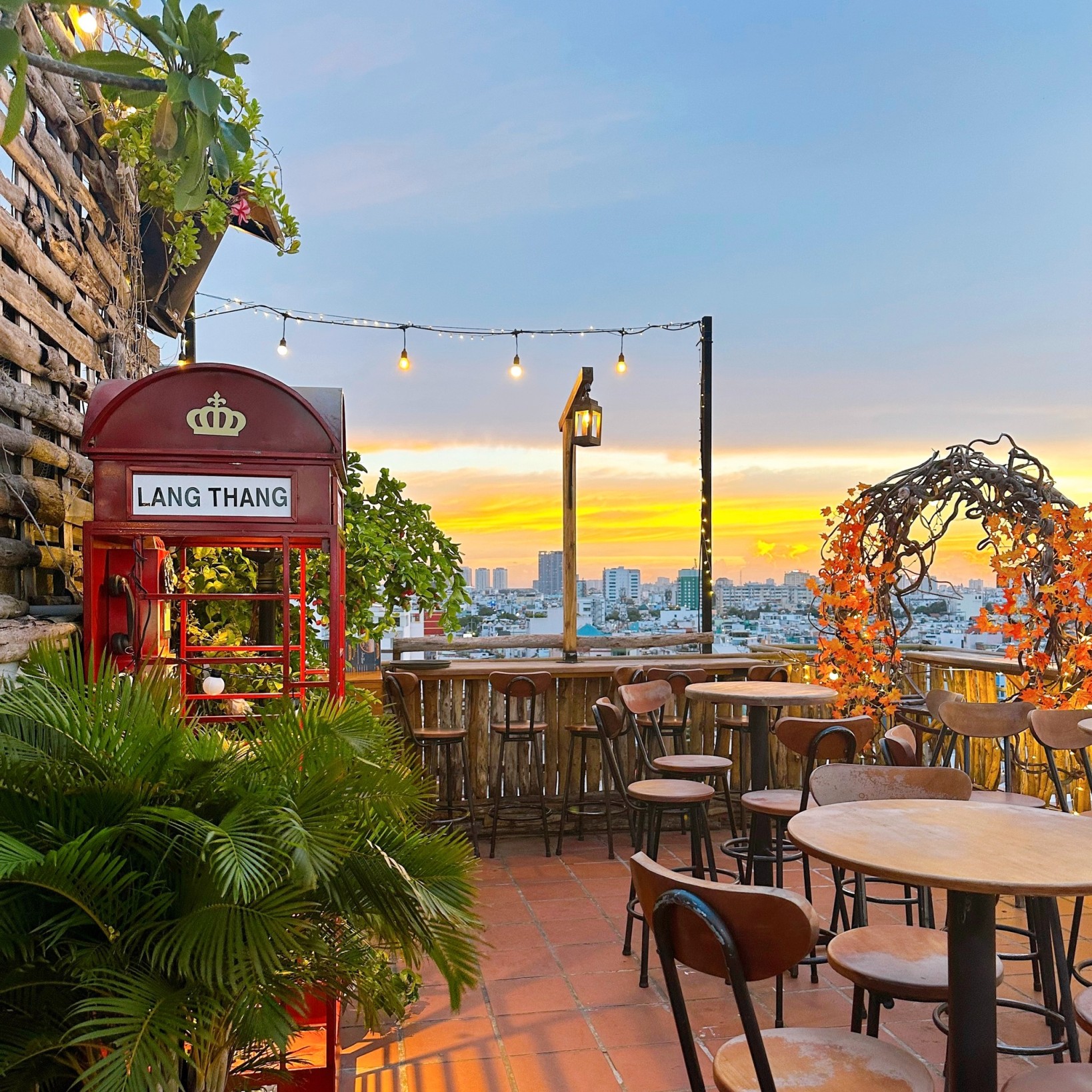 Come to Lang Thang Rooftop, immerse yourself in the chill sunset in the heart of Saigon 3