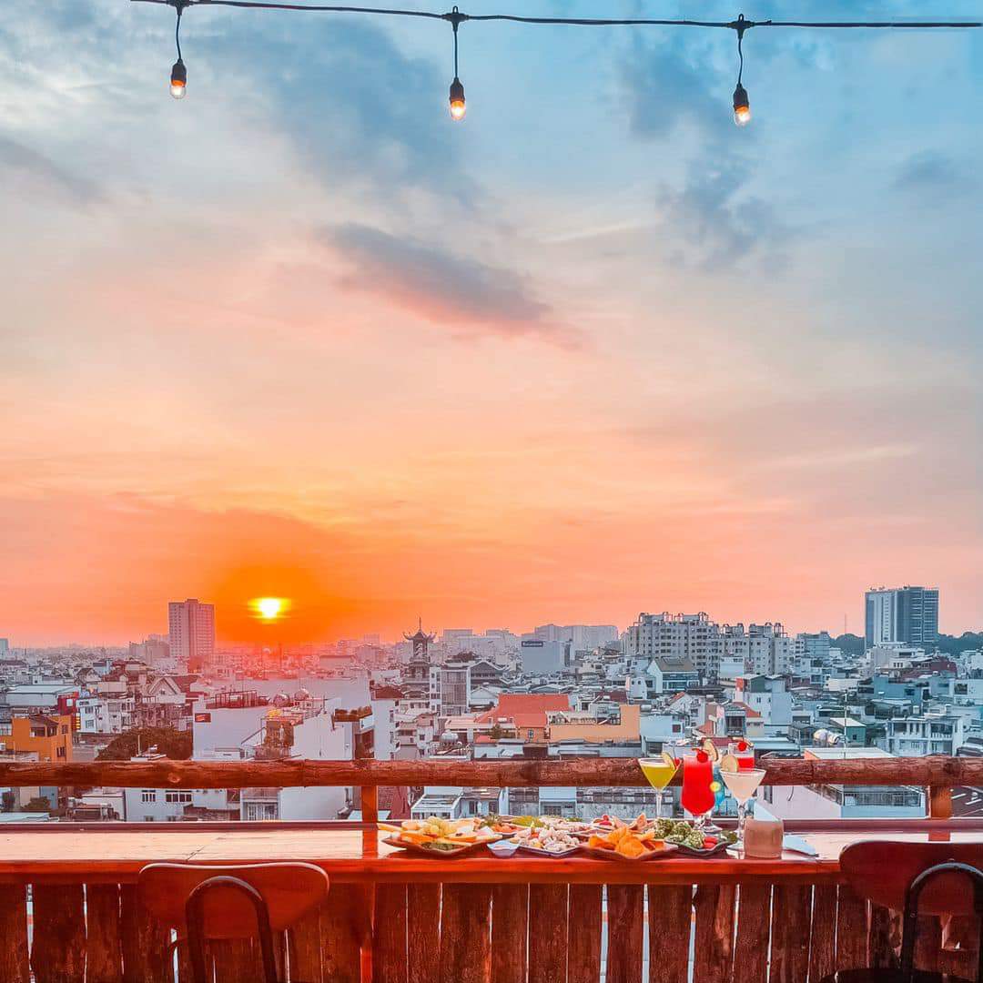 Come to Lang Thang Rooftop, immerse yourself in the chill sunset in the heart of Saigon 8