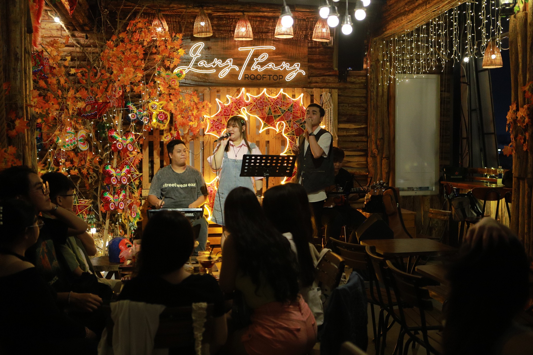Come to Lang Thang Rooftop, immerse yourself in the chill sunset in the heart of Saigon 11