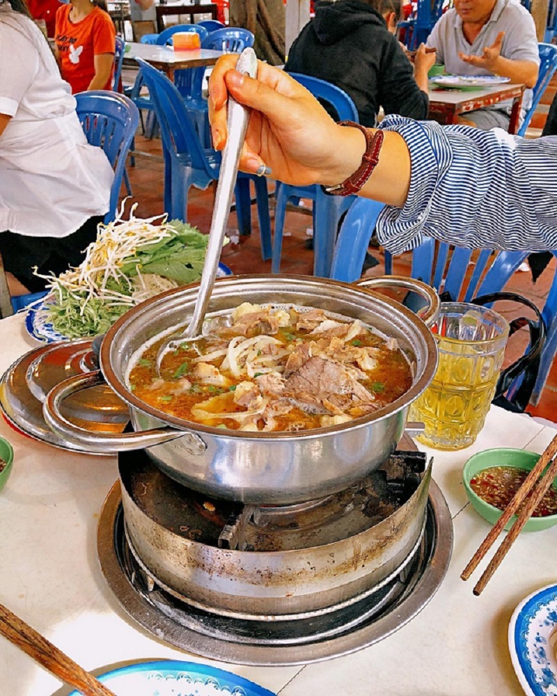 The flavor of Giao Toan beef hot pot has been famous in Saigon for more than 30 years 3