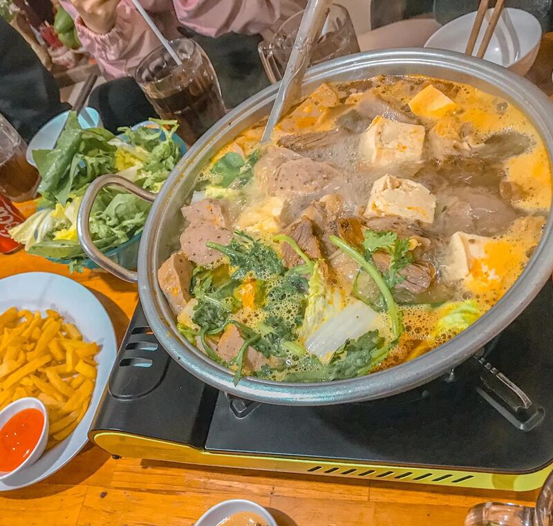 What is so attractive about Nha Go beef hotpot in Saigon that attracts diners?