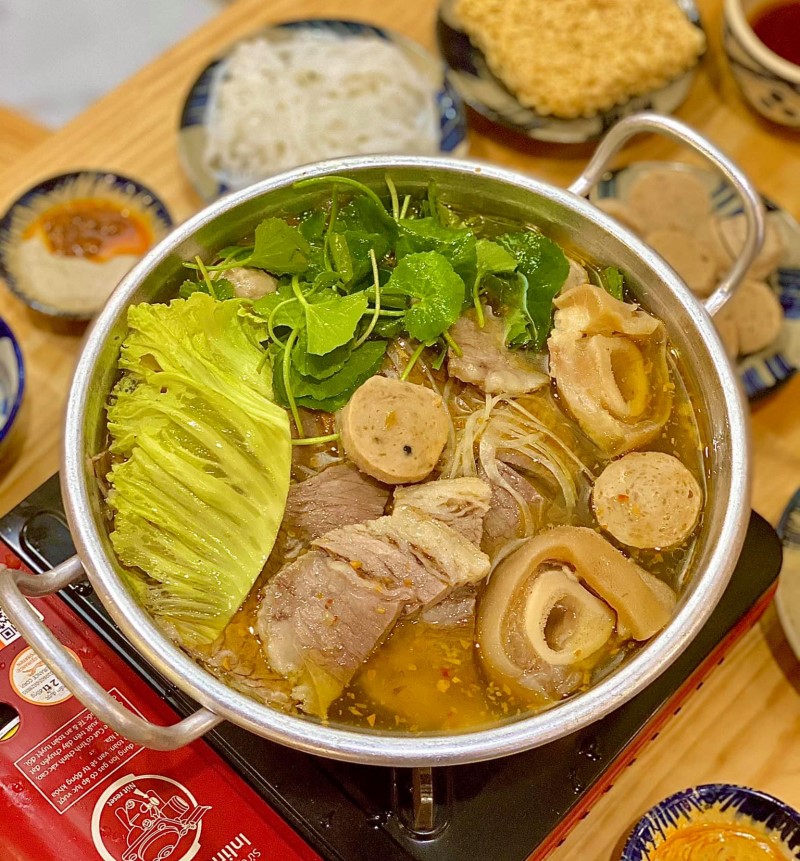 What is so attractive about Nha Go beef hotpot in Saigon that attracts diners?