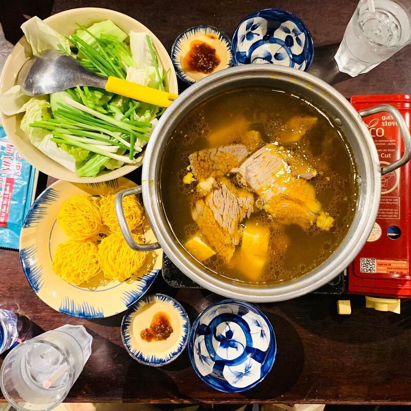 What is so attractive about Nha Go beef hotpot in Saigon that attracts diners?