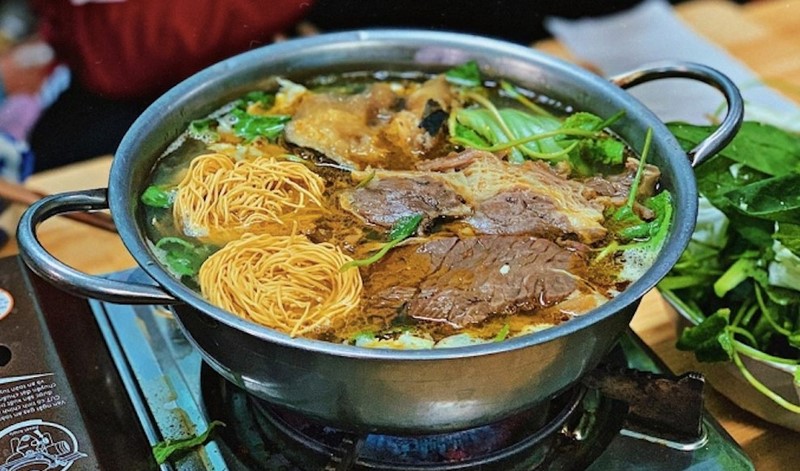 What is so attractive about Nha Go beef hot pot in Saigon that attracts diners so much?