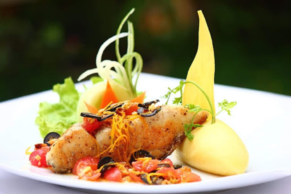 Les Jardins De La Carambole - Restaurant with bold French architecture in Hue 3