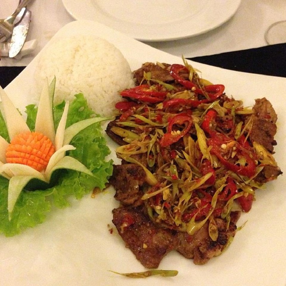 Les Jardins De La Carambole - Restaurant with bold French architecture in Hue 4