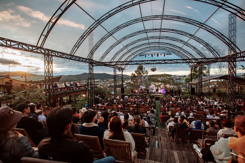 Lululola Coffee, a place to enjoy a live music party in Da Lat 7