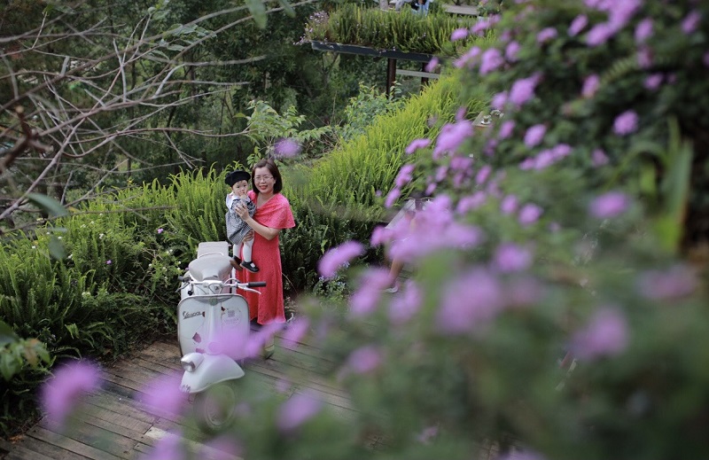 Lululola Coffee, a place to enjoy a live music party in Da Lat 6