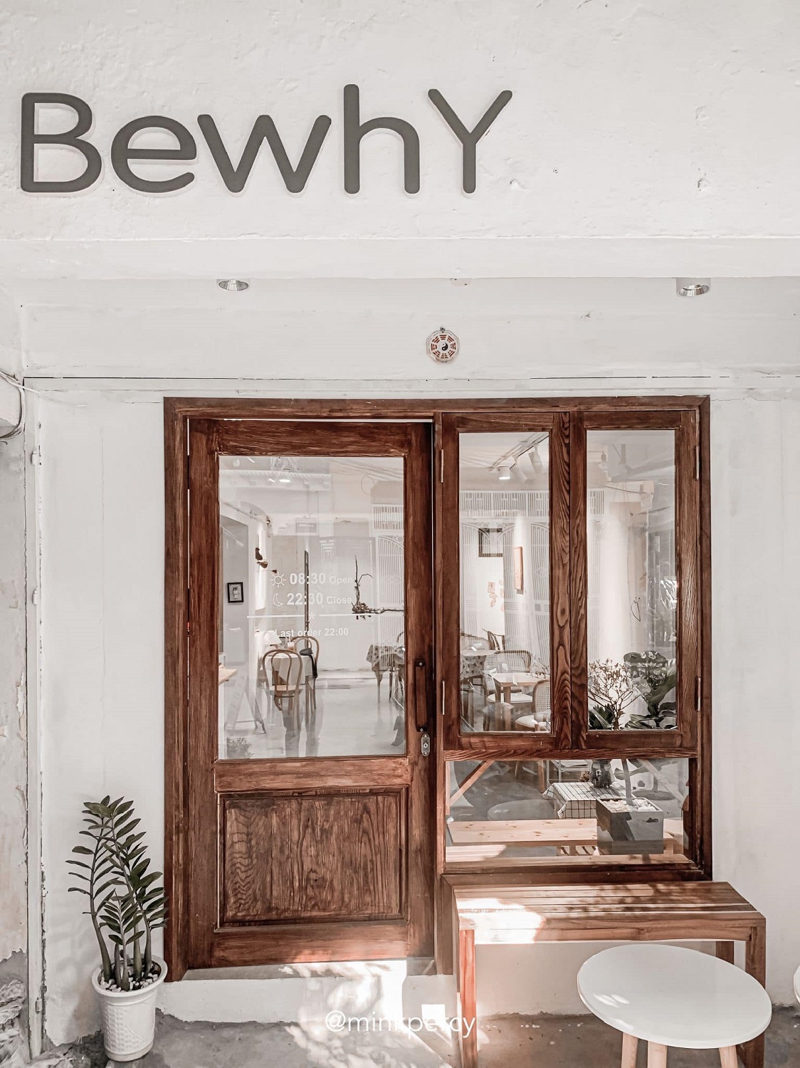 Let's search for the best cafes in Hanoi with Vietnamtravelio 13