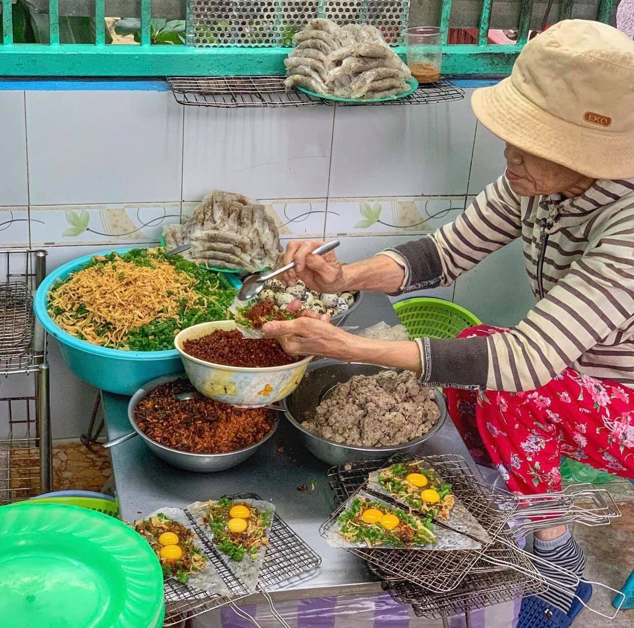 Save this list of 10 rice paper sandwich shops in Da Nang. The more you eat, the more addicted you become