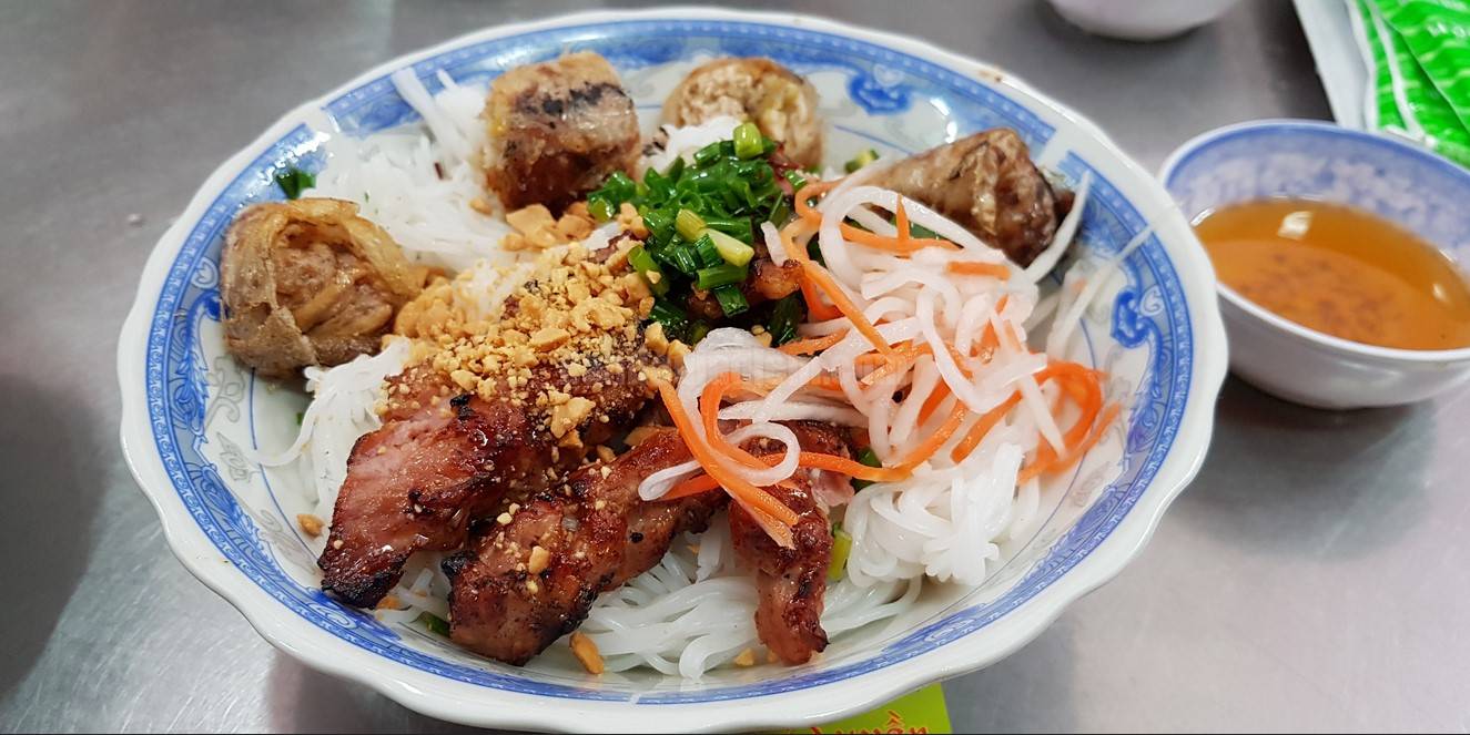 Tell you the addresses of grilled meat noodle shops in Da Lat that are delicious, nutritious, and cheap 8
