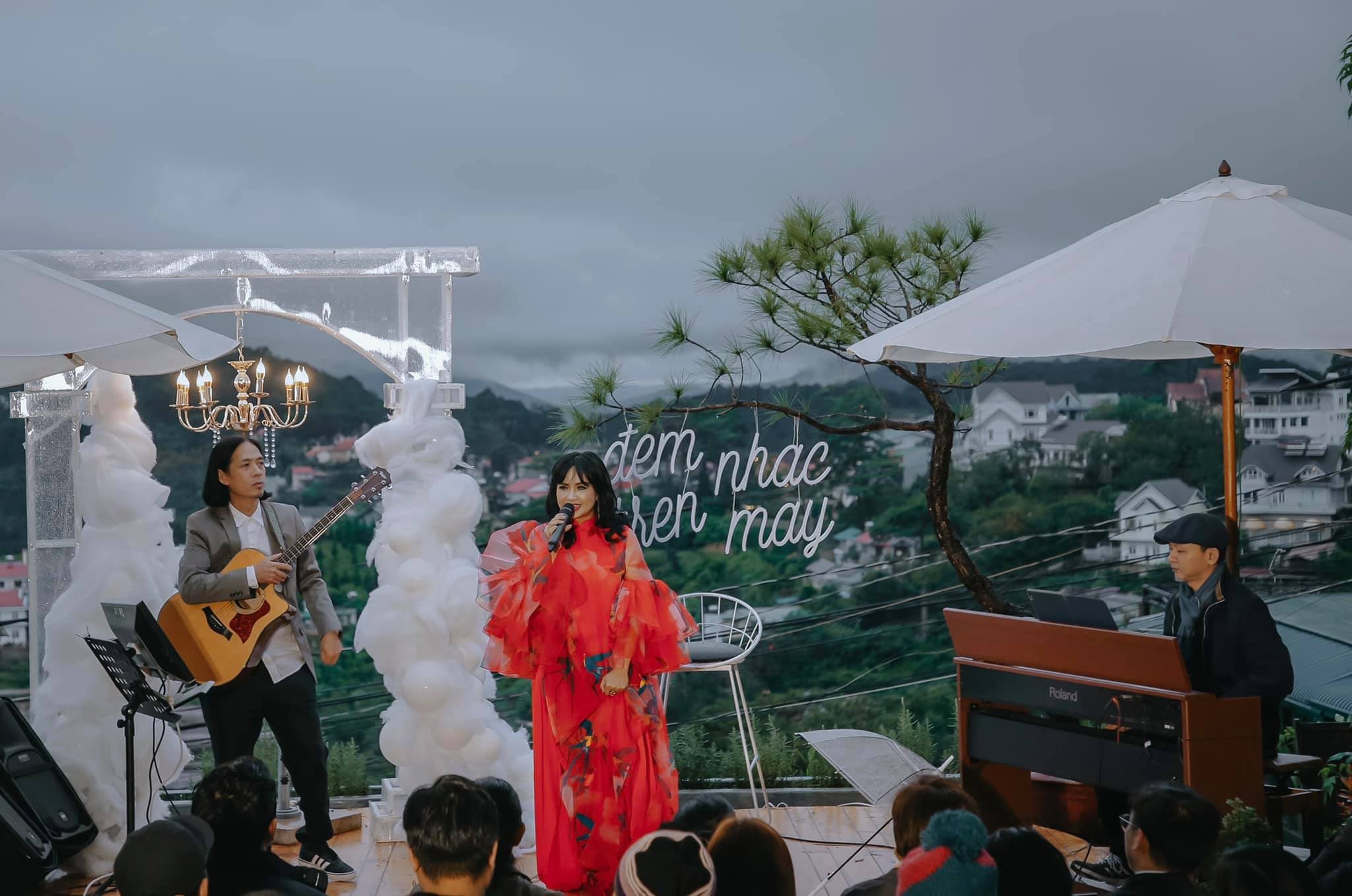 May Wandering - Dating place with music 7