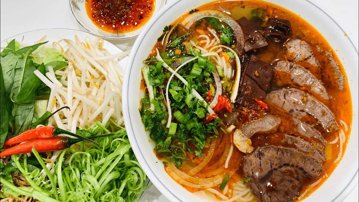 Fall in love with Mrs. Thuong's famous delicious Hue beef noodle soup 2