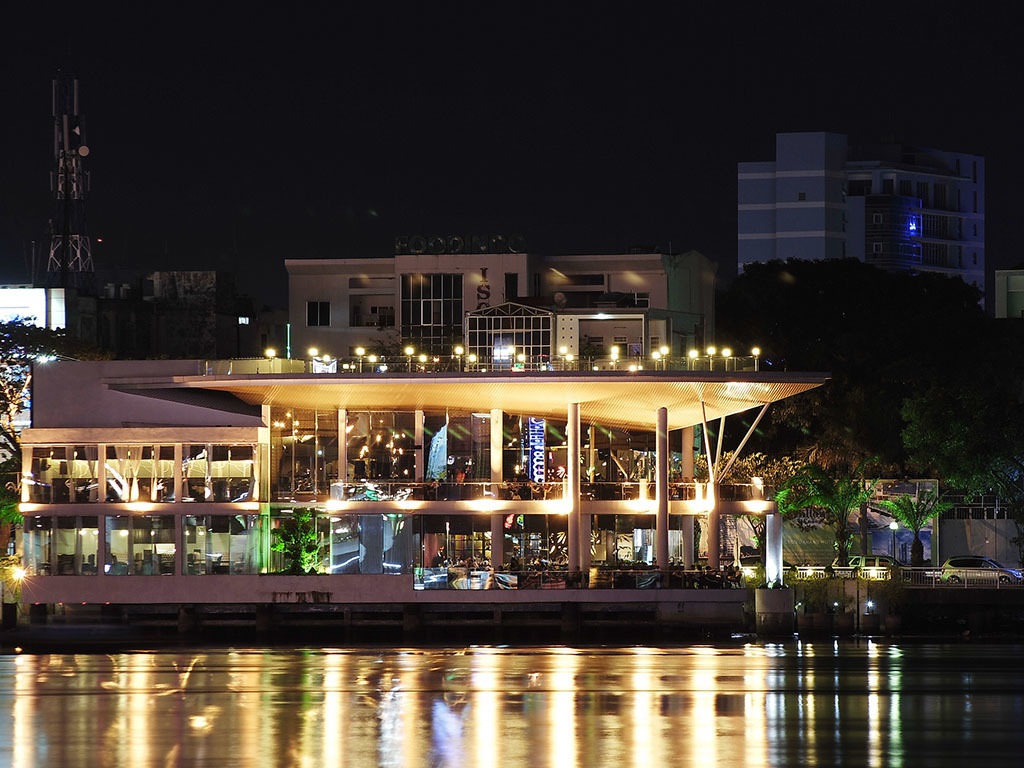 Memory Lounge Da Nang - Giant leaf next to Han River 2