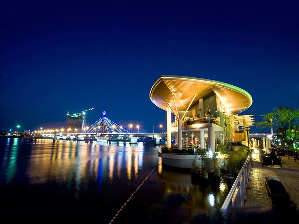Memory Lounge Da Nang - Giant leaf next to Han River 4