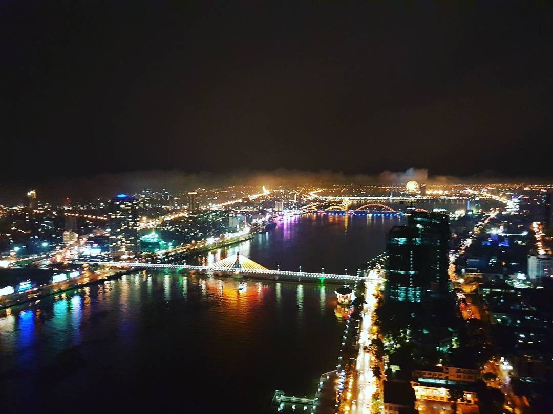 Memory Lounge Da Nang - Giant leaf next to Han River 3