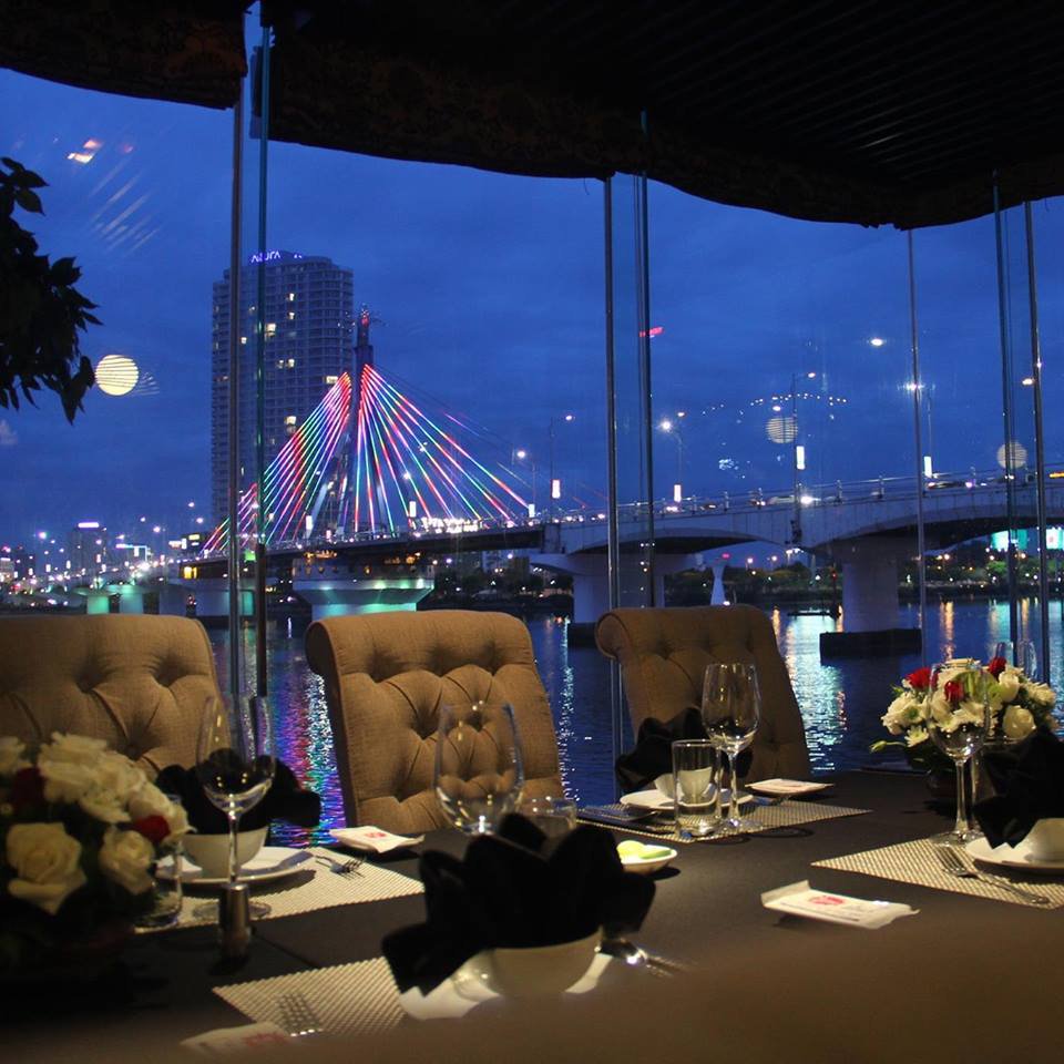 Memory Lounge Da Nang - Giant leaf next to Han River 5