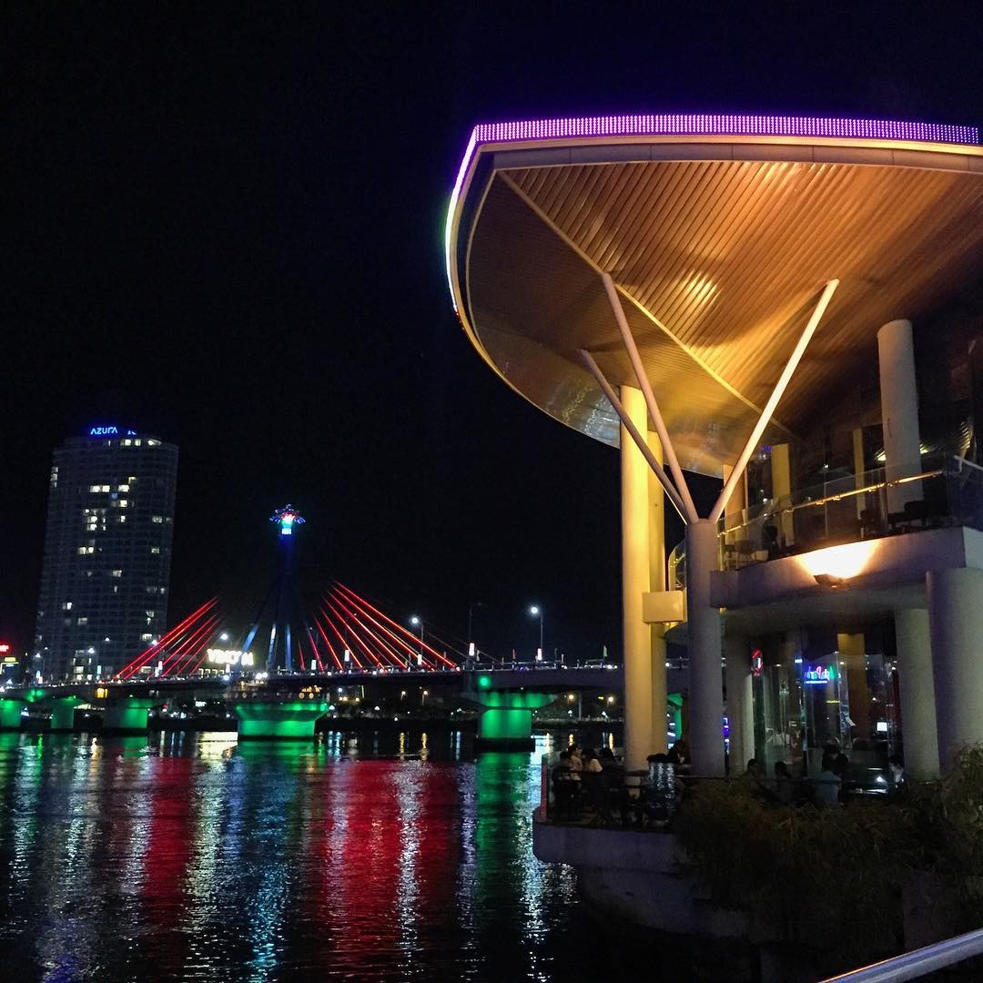 Memory Lounge Da Nang - Giant leaf next to Han River 8