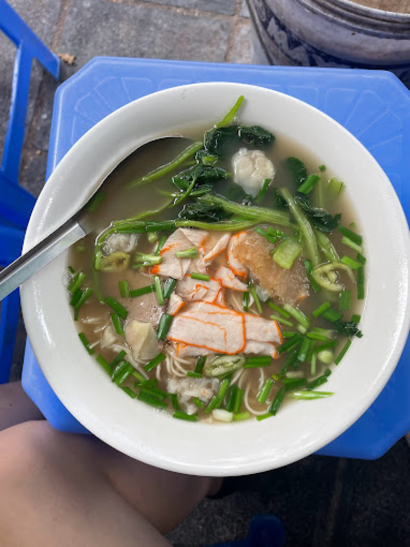 Top 11 Hanoi wonton noodle shops with rich and fragrant flavors on street corner 12