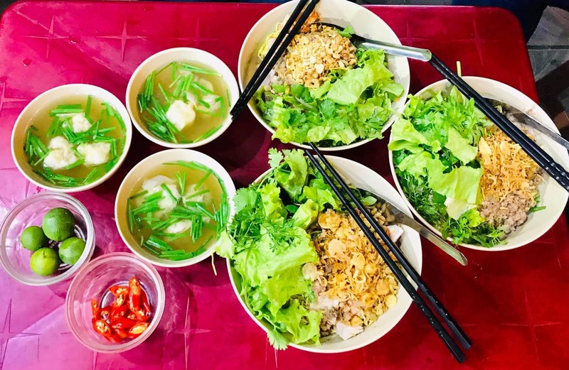 Top 11 Hanoi wonton noodle shops with rich and fragrant flavors on street corner 4