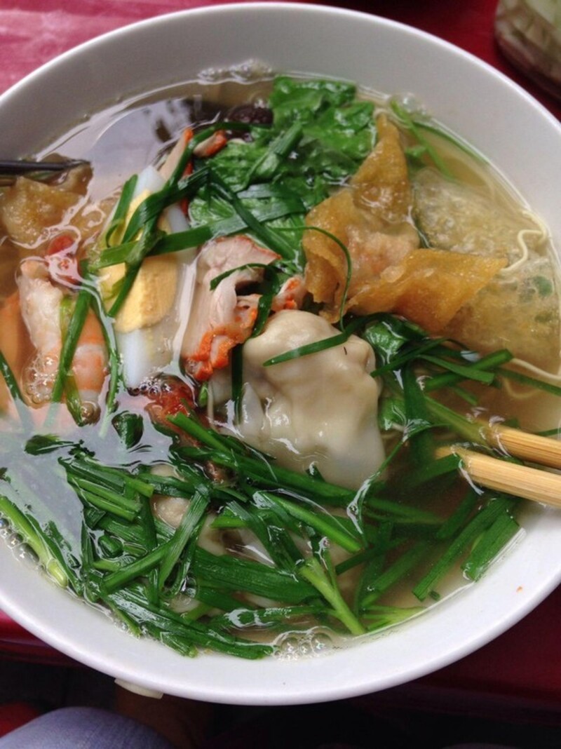 Top 11 Hanoi wonton noodle shops with rich and fragrant flavors on street corner 7