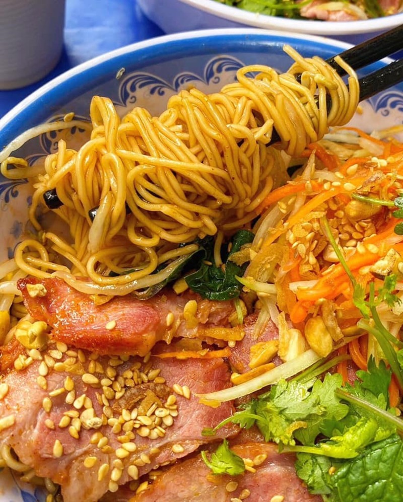 Top 11 Hanoi wonton noodle shops with rich and fragrant flavors on street corner 8
