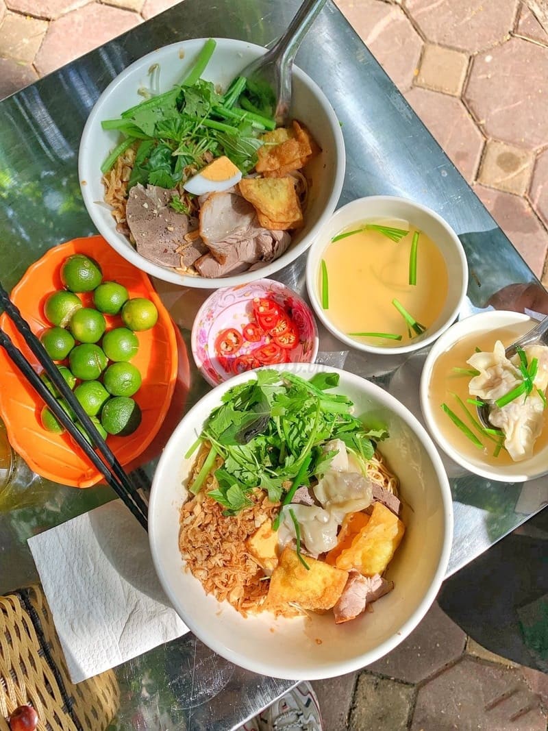 Top 11 Hanoi wonton noodle shops with rich and fragrant flavors on street corner 9