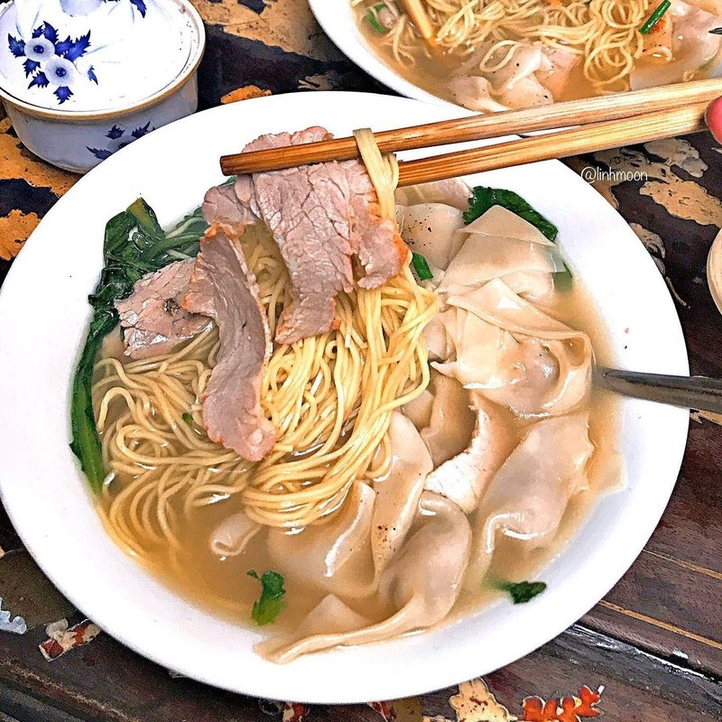 Top 11 Hanoi wonton noodle shops with rich and fragrant flavors on street corner 10