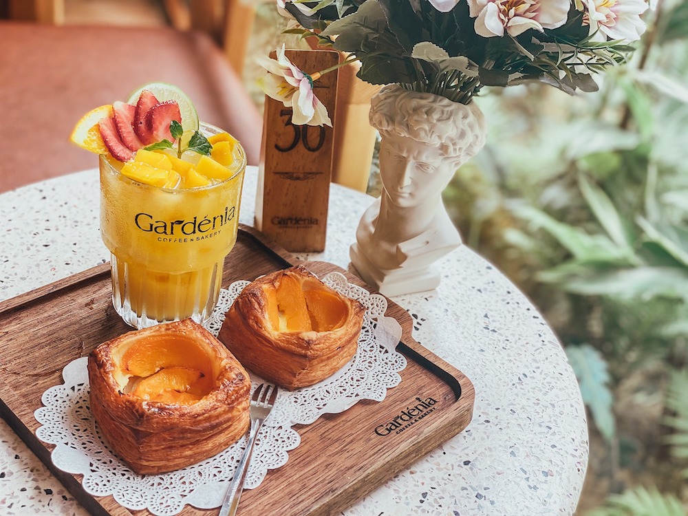 Dreaming about delicious drinks and cakes at Gardénia Coffee Bakery 8