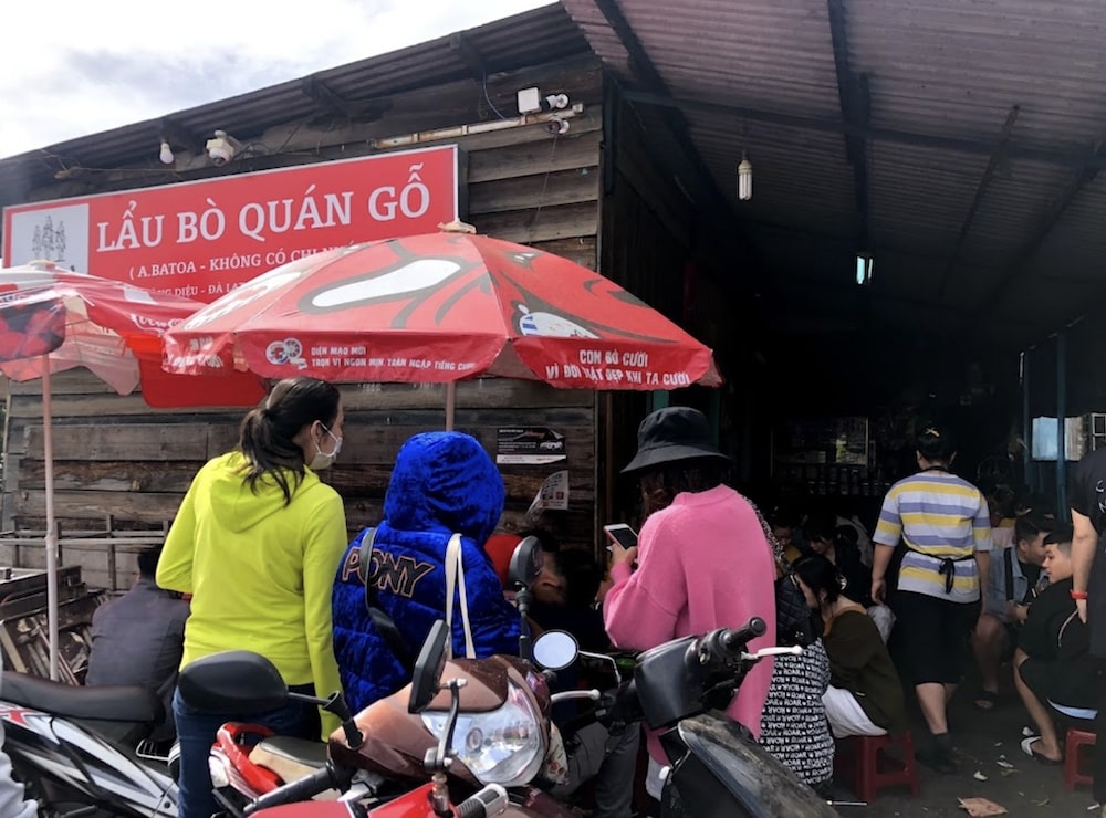 We invite you to join the Vietnamtravelio team to eat together at the famous Ba Toa Nha Go beef hot pot restaurant in Da Lat 3