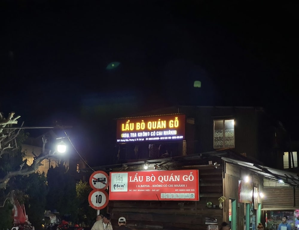 We invite you to join the Vietnamtravelio team to eat together at the famous Ba Toa Nha Go beef hot pot restaurant in Da Lat 4