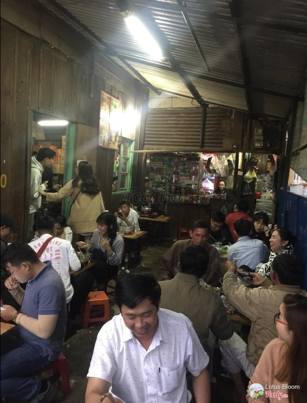 We invite you to join the Vietnamtravelio team to eat together at the famous Ba Toa Nha Go beef hot pot restaurant in Da Lat 5